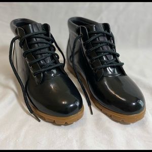 Land’s End navy lace up lug sole ankle waterproof rain boots size 8